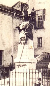 Ecco com’era nel 1914 il monumento eretto in onore del ten. col. Vittorio Ferrero che nei moti del 1821 “propugnò con l’opera, fecondò col sangue le speranze auguste d’Italia”.